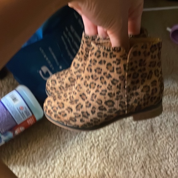2 pairs of cat and jack size 7 shoes. One black pair and one leopard print - Picture 2 of 5